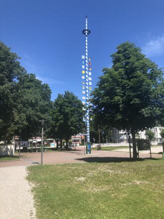 Der Maibaum am St.-Marins-Platz wird mit einem traditionellen Maibaum-Auftellen jährlich feierlich aufgestellt
