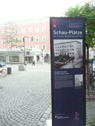 Infotafel 2 - Bahnschranke am Max-Josefs-Platz 