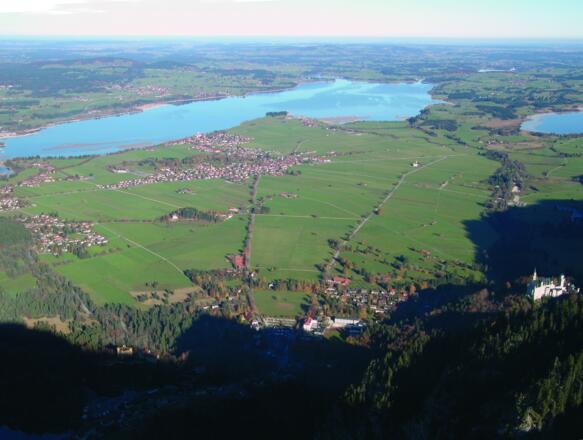 Blick vom Säulinggipfel. Besonders eindrucksvoll ist das große Delta, das der Lech in den ehemaligen Füssener See geschüttet hat. 