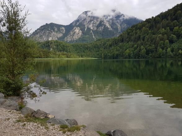 Schwansee mit wolkenverhangenem Säuling im Hintergrund