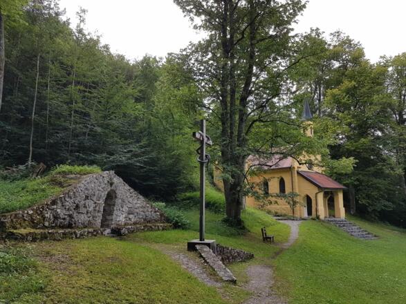Kapelle und Kreuz an der Hirschwiese