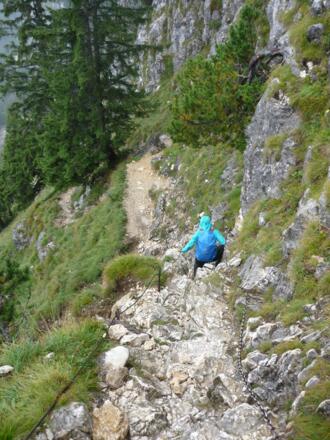 Abstieg in der Felsdurchsetzten Stufe zum Säulinghaus