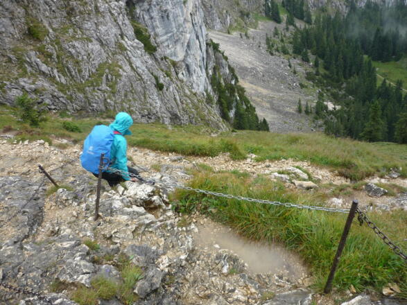 Abstieg durch die Felsdurchsetzte Stufe