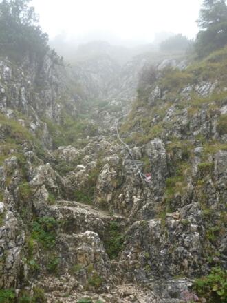 Drahtseilgesicherter Aufstieg durch die Flanke