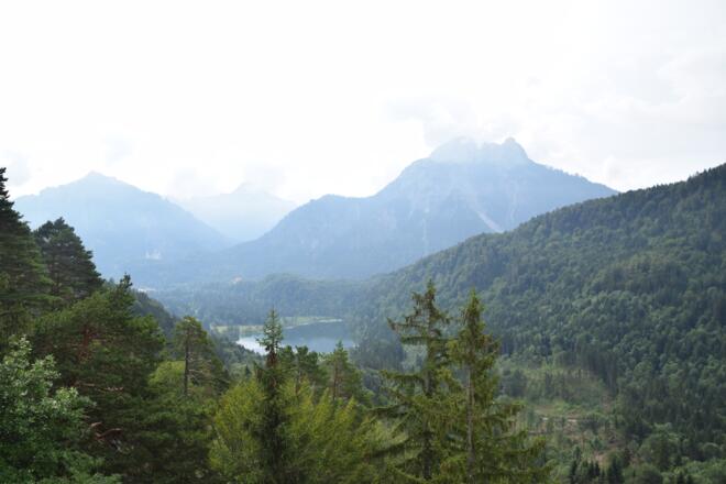 Blick vom Kalvarienberg auf den Schwansee und Schloss Neuschwanstein und Hohenschwangau