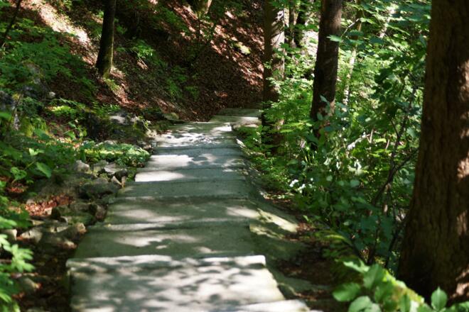 weg entlang der Pöllatschlucht