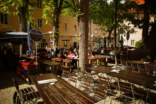 Biergarten im Innenhof des Klosters