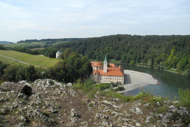 Donauroute - Blick vom Felskopf auf das Kloster Weltenburg