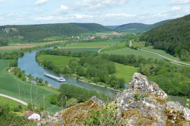 Blick ins Altmühltal vom Kreuzfelsen Obereggersberg bei Riedenburg