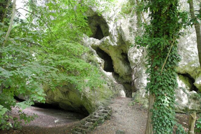 Donauroute - Höhlensystem „Untere, Mittlere und Obere Durchgangshöhle” neben dem Kanuclub Kelheim bei der Einsiedelei Klösterl
