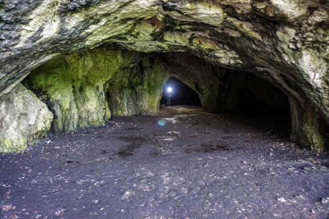 Das breite nördliche Portal der Oswaldhöhle