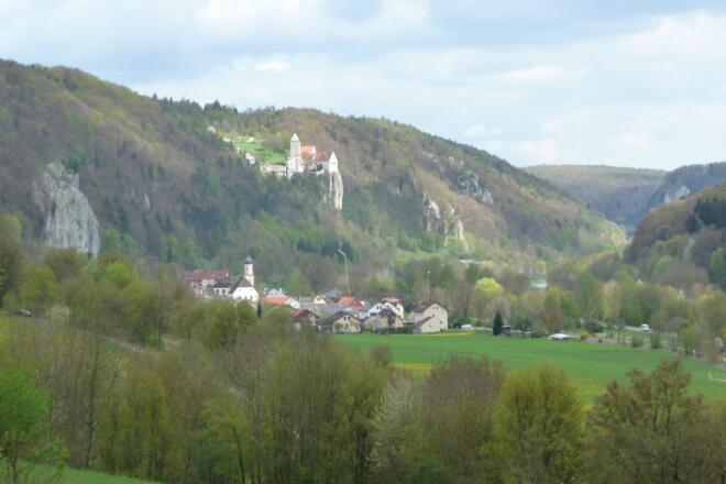 Altmühltl mit Burg Prunn bei Riedenburg