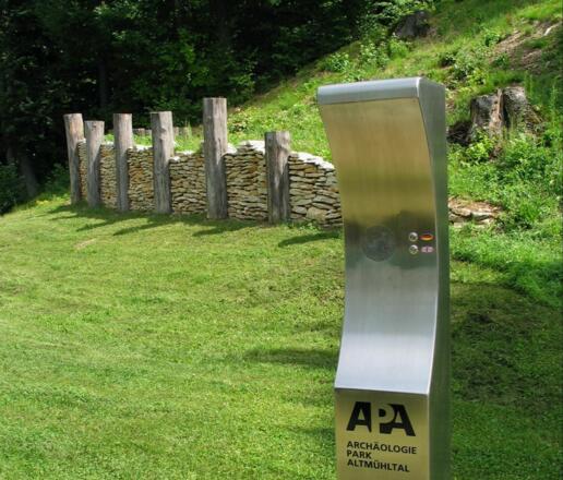 Nachbau einer keltischen Mauer und Hörpunkt bei der Befreiungshalle in Kelheim