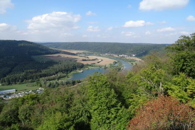 Blick ins Altmühltal mit Badeseee St. Agatha bei Riedenburg von Jachenhausen aus