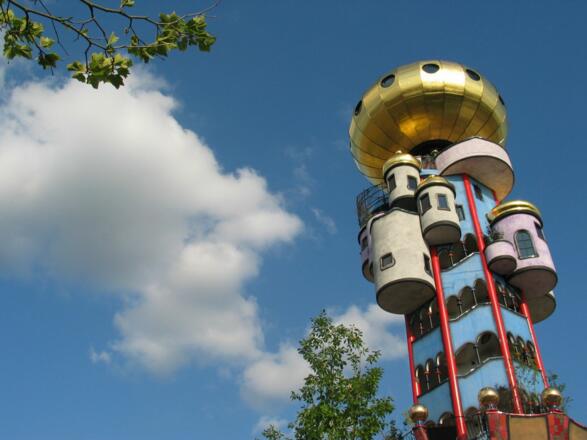 Kuchlbauer-Turm nach Plänen von Friedensreich Hundertwasser in Abensberg