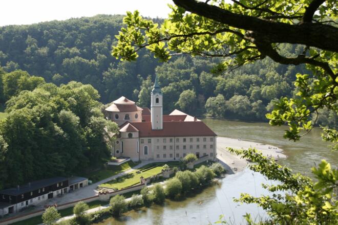 Blick zum Kloster Weltenburg in der Weltenburger Enge mit Donaudurchbruch