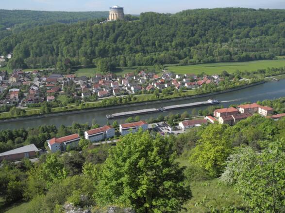 Blick von Ihrlerstein auf die Befreiungshalle &quot;König Ludwig I.&quot; auf Kelheim
