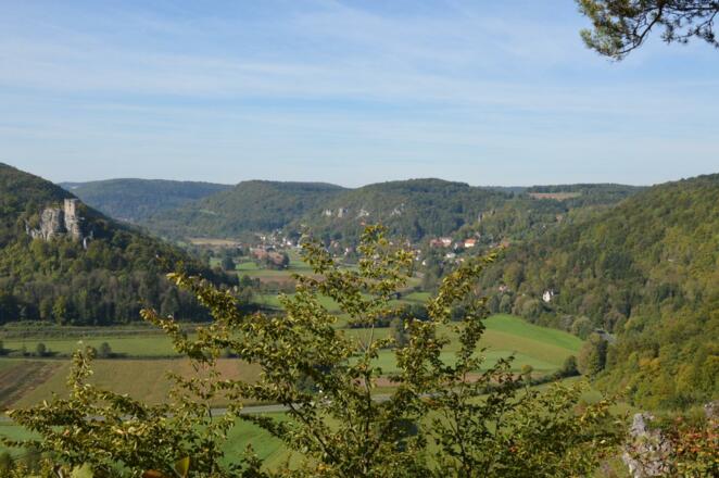 Wiesenttal mit Blick auf die Neideck oberhalb der Wiesentschleife