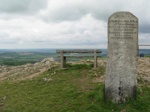 Auf dem eigentlichen &quot;Walberla-Gipfelchen, 514 m&quot; mit Steinstele!