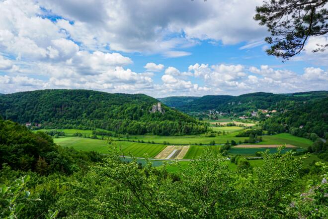 Blick über das Wiesenttal zur Burg Neideck