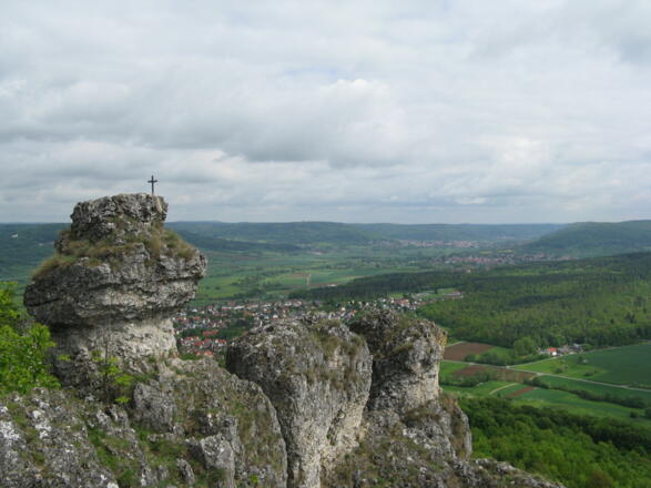 Der Aussichtspunkt nördlich der Kapelle mit prachtvollem Blick in die Fränkische Schweiz!