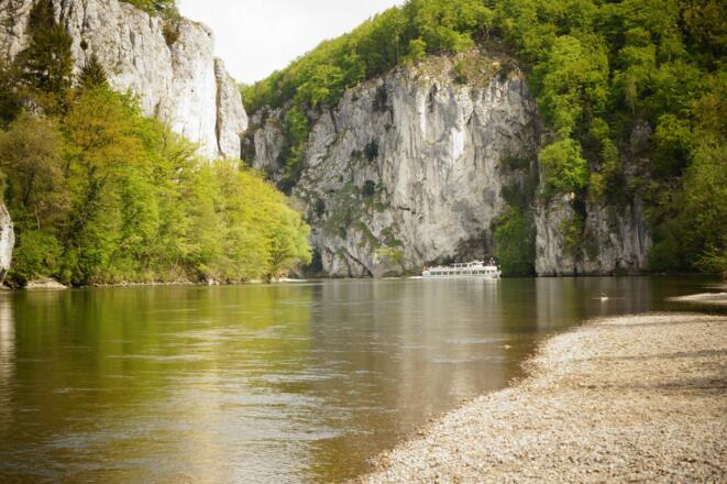 Blick in den Donaudurchbruch - Alternativ kann die Etappe auch per Schiff zurück gelegt werden