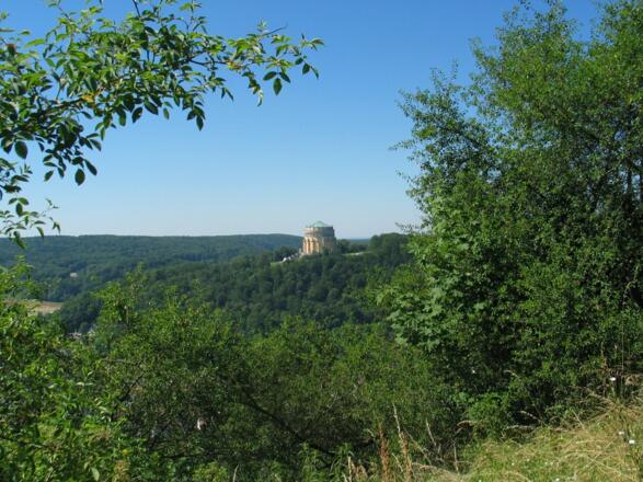 Blick vom Kalvarienberg in Kelheim auf die Befreiungshalle