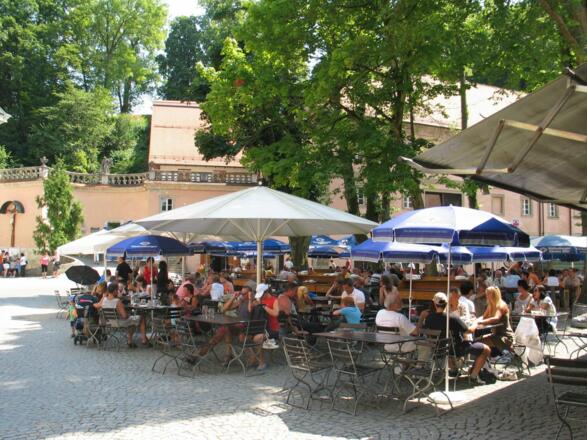 Biergartenidylle im Kloster Weltenburg am Donaudurchbruch