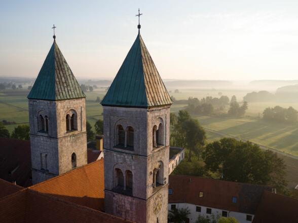 Morgendämmerung bei der ehemaligen Klosterkirche in Biburg im Hopfenland Hallertau