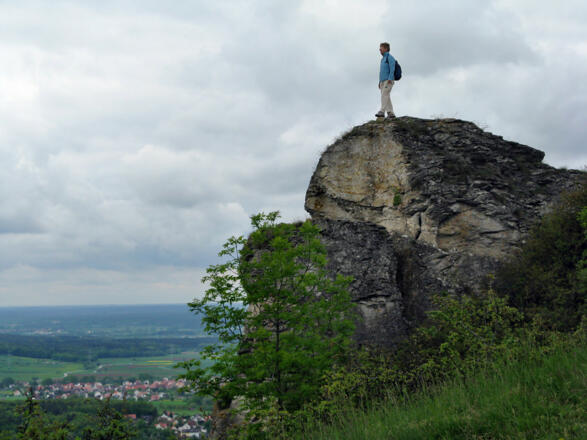 An exponierter Stelle, etwas abseits des Weges, geht der Blick ins weite Land!