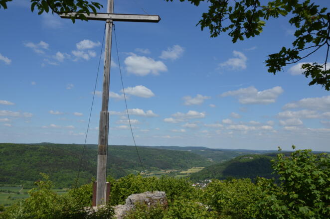 Zuckerhut mit Kreuz! Blick zum Hummerstein bis Schloss Greifenstein
