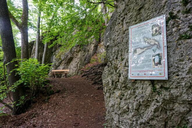 Auf dem Vorplatz der Rosenmüllershöhle