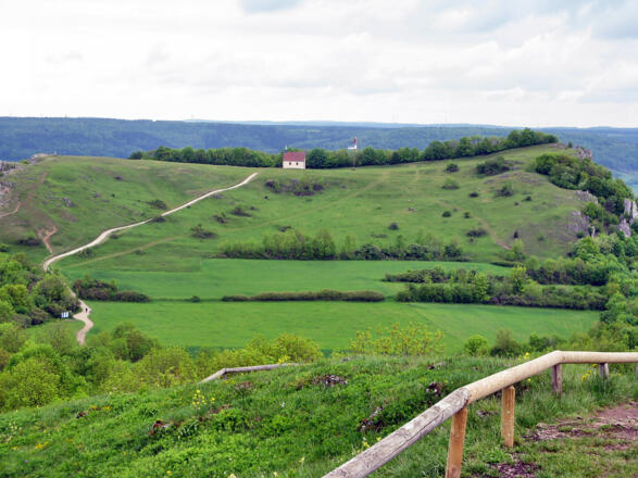 Walberla-Kapelle mit unseren zwei Aussichtspunkten, links und rechts!