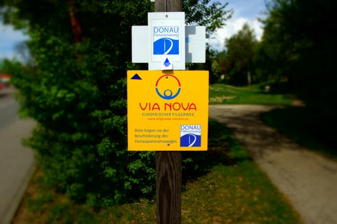 Beschilderung des Donau-Panoramawegs folgen