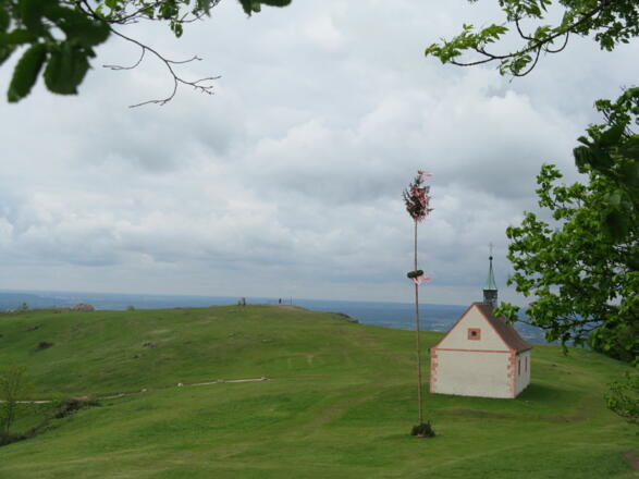 Rückblick zur Kapelle, dahinter der eigentliche &quot;Walberla-Gipfel&quot;, unser nächstes Ziel!