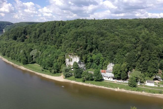 Blick vom Aussichtspunkt Wieserkreuz zur Einsiedelei Klösterl