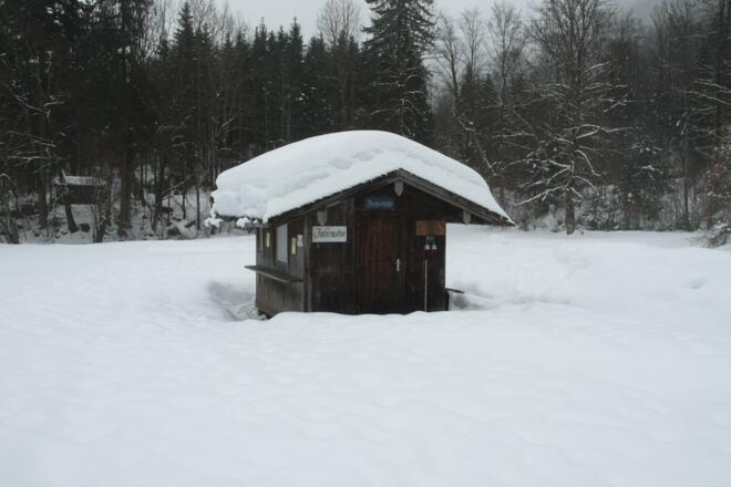 Impressionen neben der Loipe - verschneite Hütte