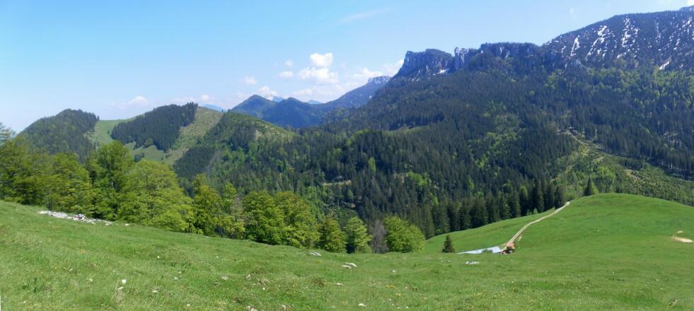 Schwarzenberg und Erlbergkopf links, Gedererwand rechts
