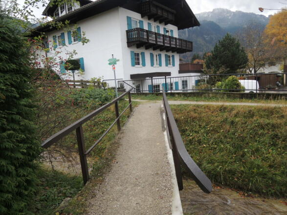 Brücke über den Lochgraben; linker Hand geht es zur Kampenwandseilbahn.