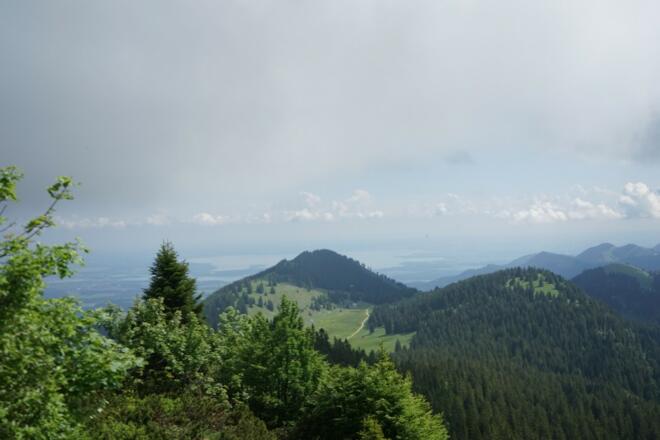 Blick von der Hochries in Richtung Chiemsee und Riesenalmen