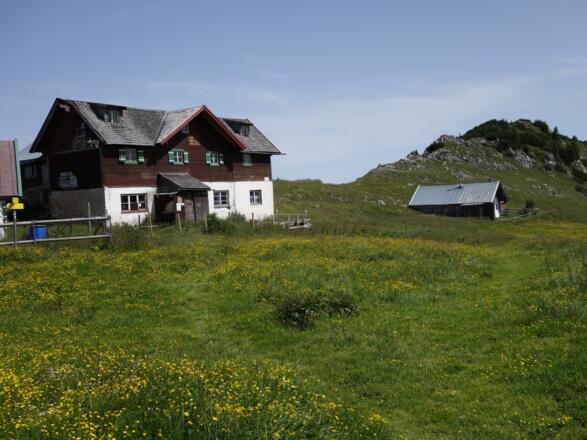 Die Klausenhütte ist leider dem Verfall preisgegeben. Nach rechts geht&#039;s über den Kamm zum Klausenberg