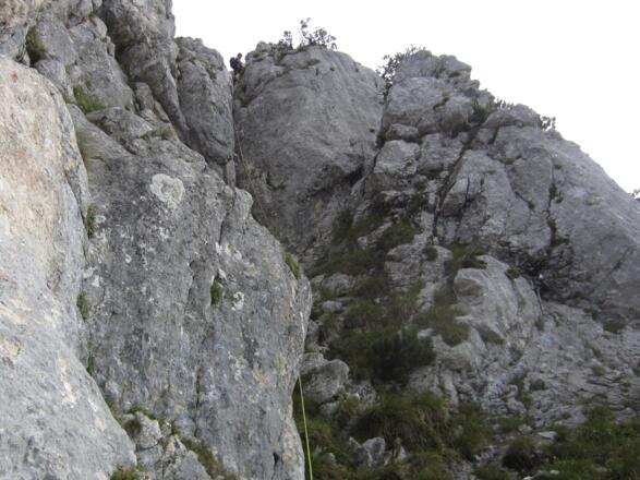 die 3.SL vom Torweg führ durch eine schöne Verschneidung auf den Grat