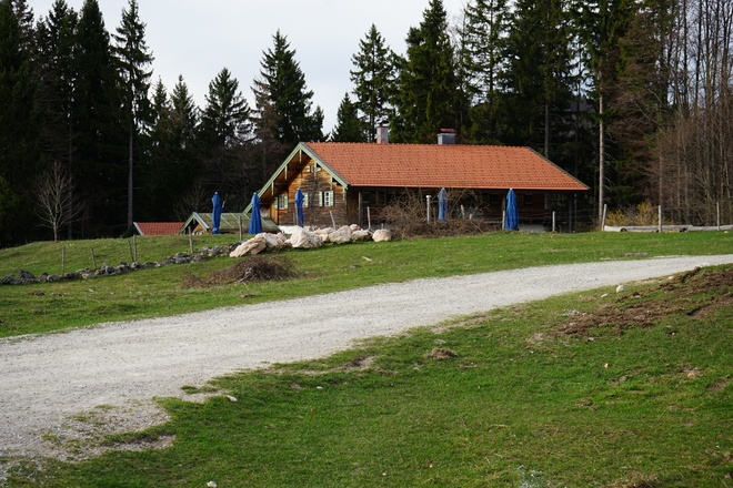 Durch einen kleinen Umweg kann bei der Frasdorfer Hütte eingekehrt werden