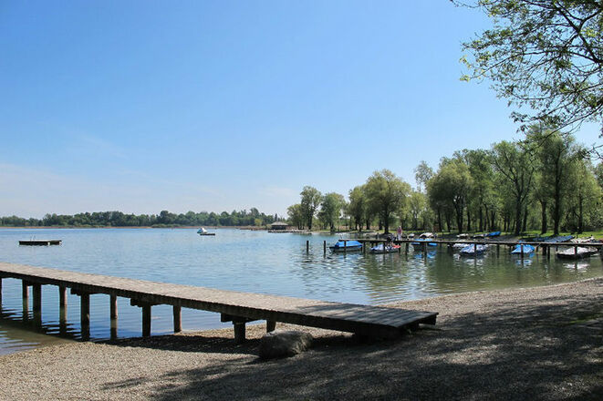 Badesteg am Strandbad in Rimsting direkt am Chiemseeufer.