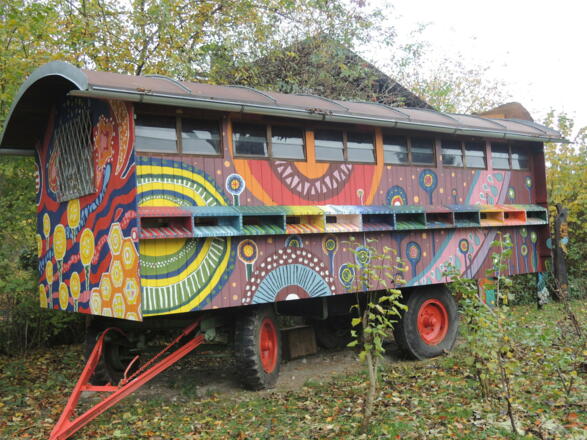 Bunt bemalter Wagen auf dem Naturlehrpfad
