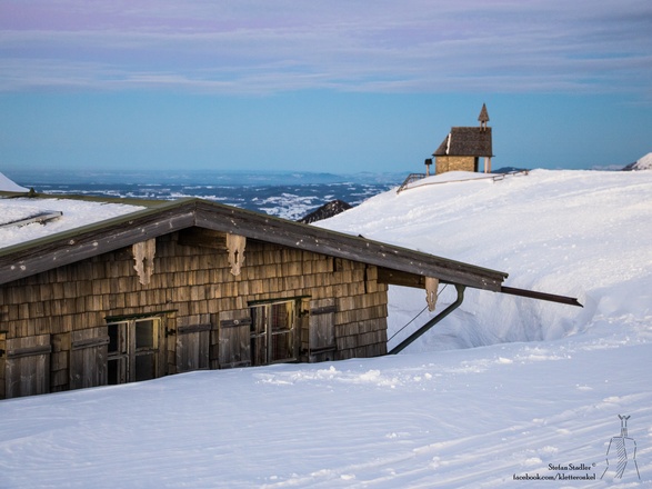 tief eingescheite Steinlingalm mit Kapelle