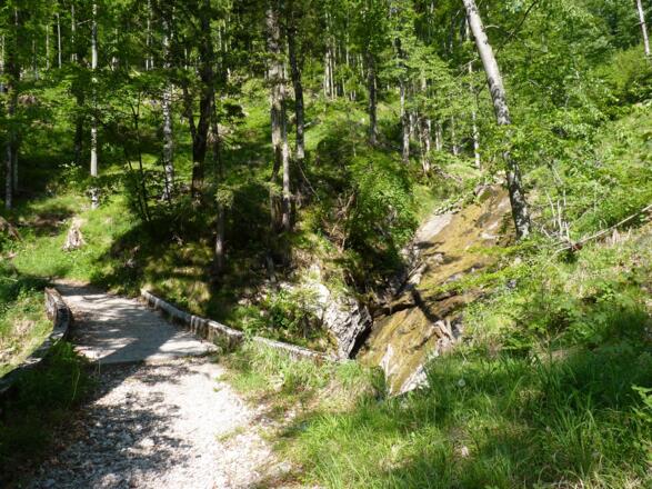 Der Weg führt an einem Mini-Wasserfall vorbei