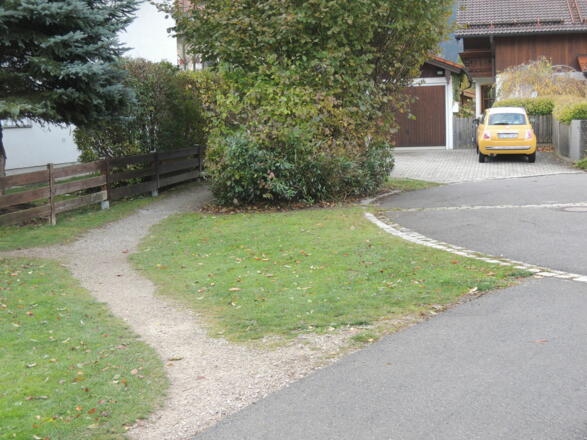 Wir folgen dem Pfad nach links.