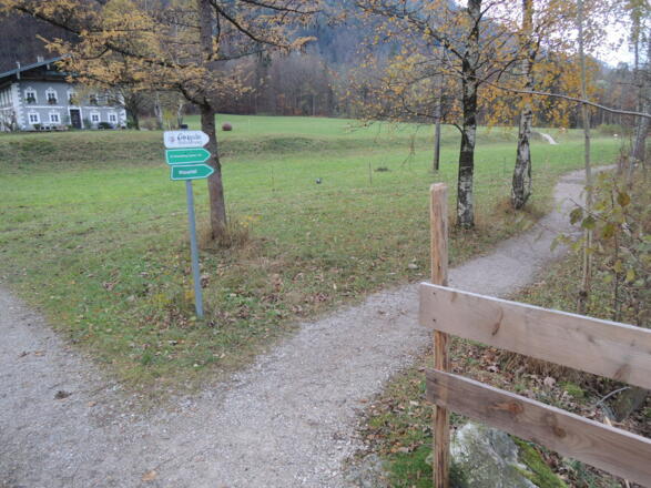 Wir biegen nach der Brücke rechts ab.