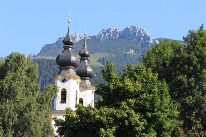 Blick auf die Kampenwand mit Aschauer Kirchturmspitzen